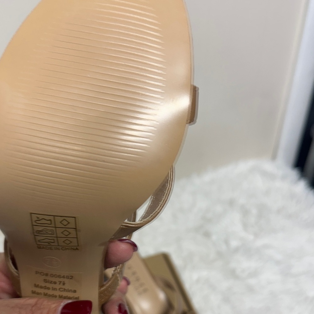 Journee Collection Tan Bow Sandals - Picture 7 of 10